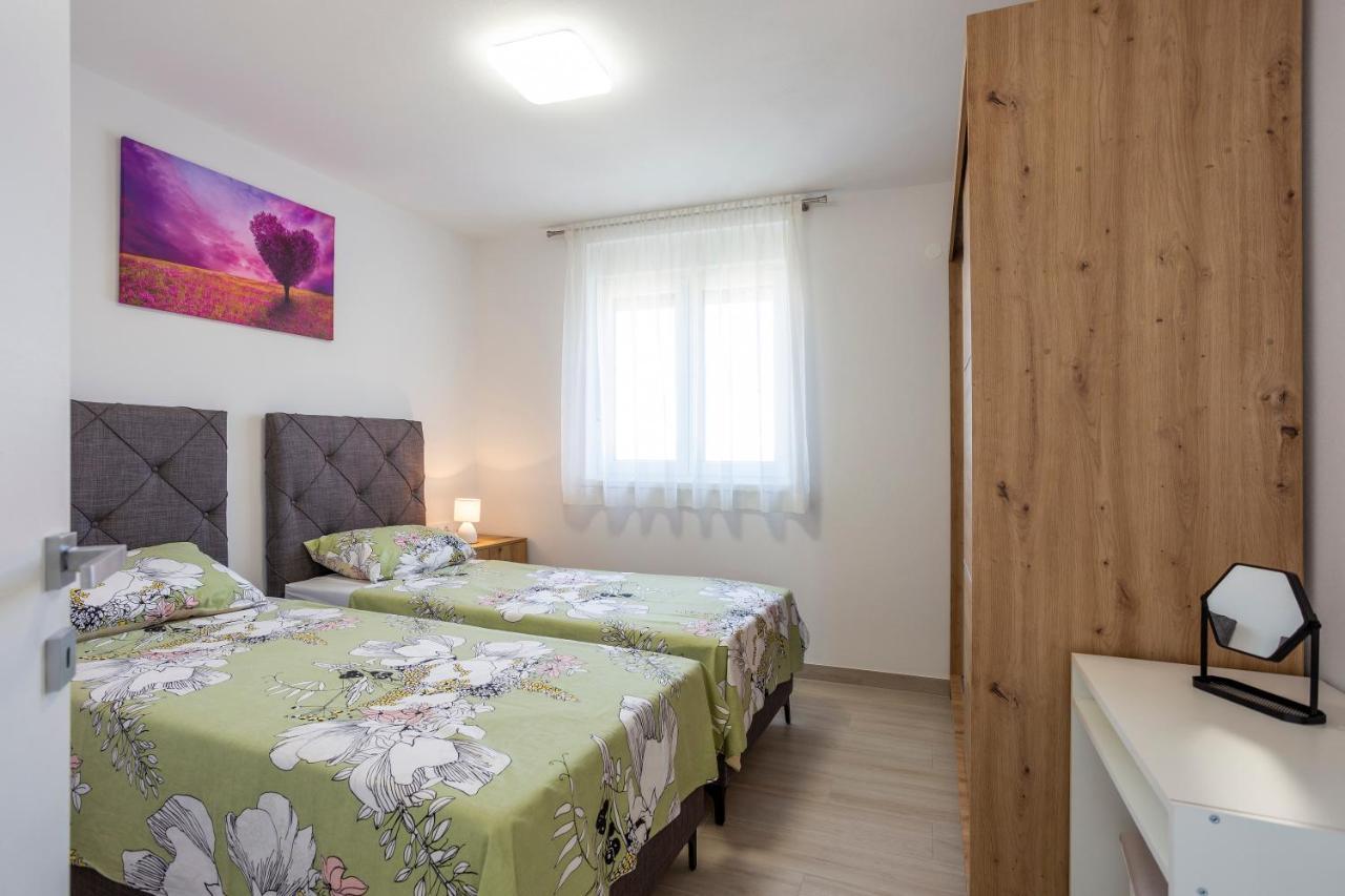 City Apartments Silver พูลา ภายนอก รูปภาพ