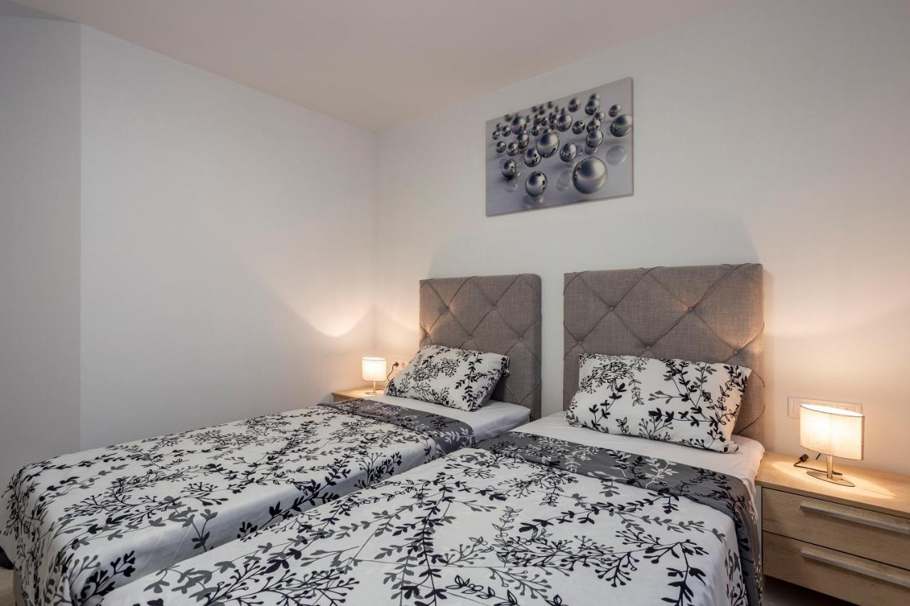 City Apartments Silver พูลา ภายนอก รูปภาพ