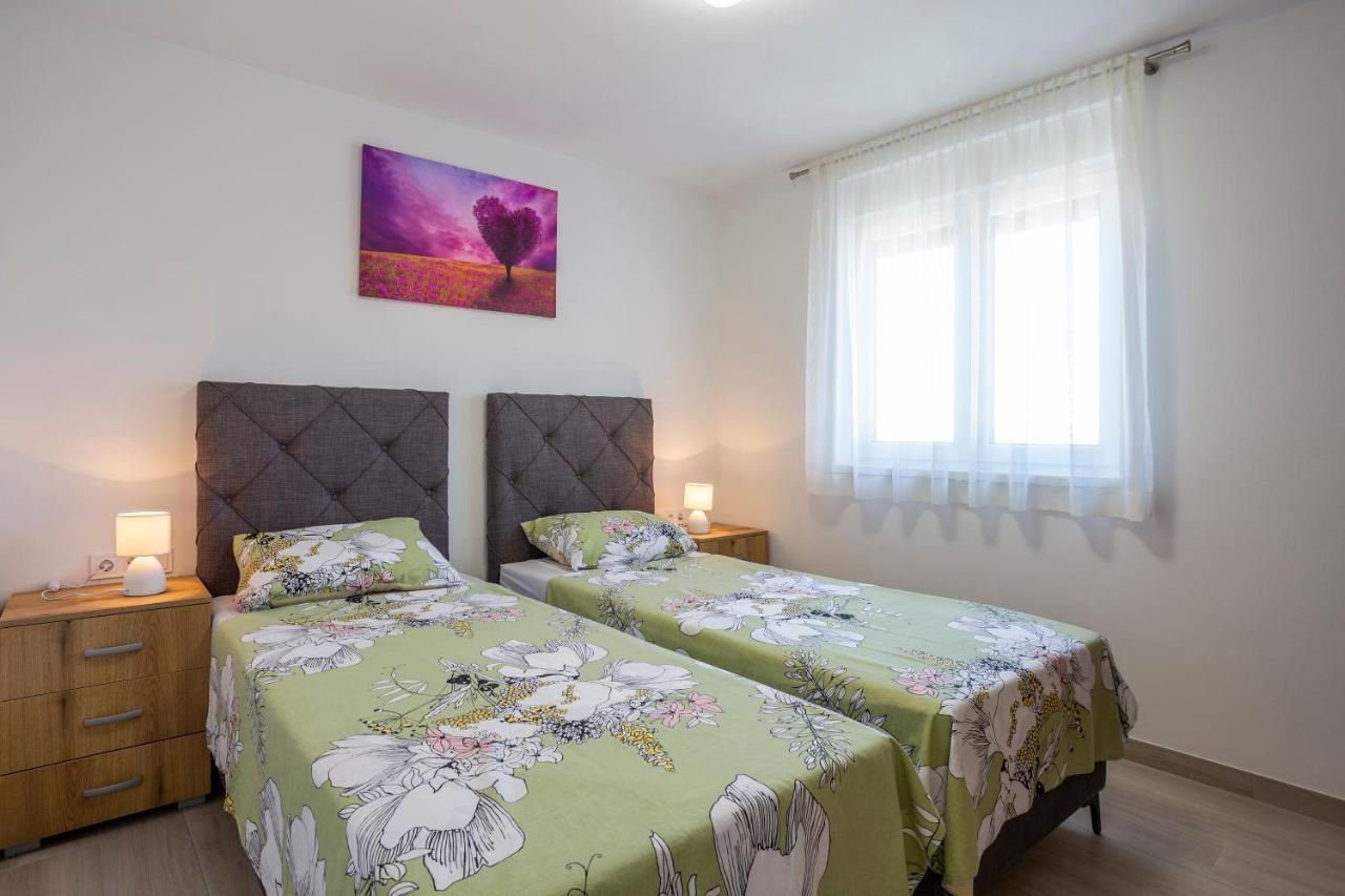 City Apartments Silver พูลา ภายนอก รูปภาพ