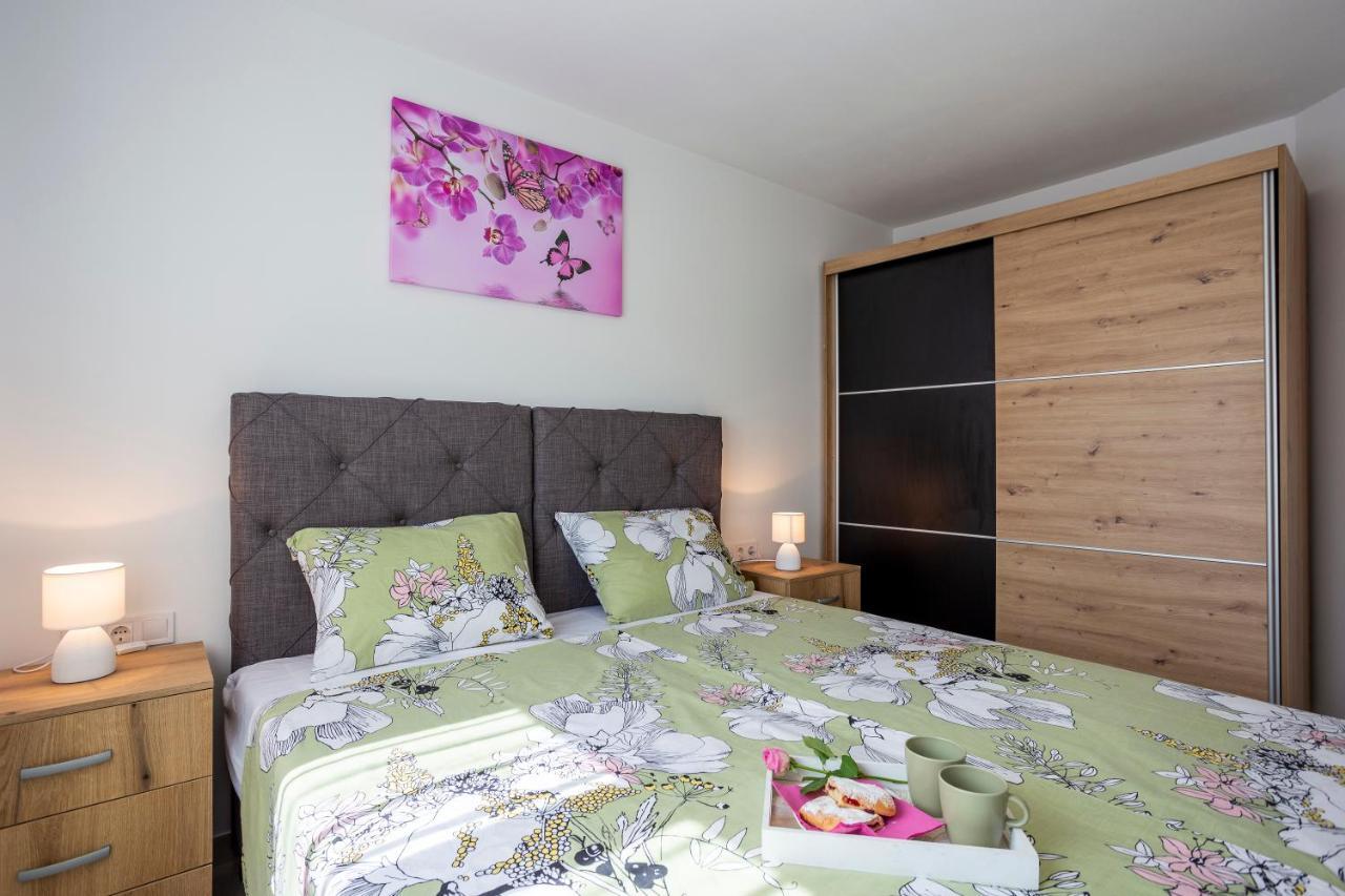 City Apartments Silver พูลา ภายนอก รูปภาพ