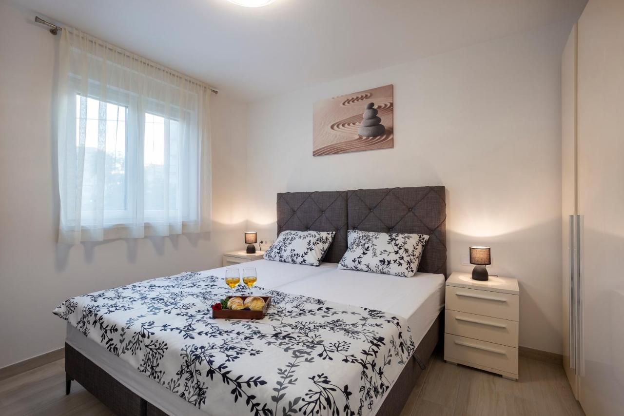 City Apartments Silver พูลา ภายนอก รูปภาพ